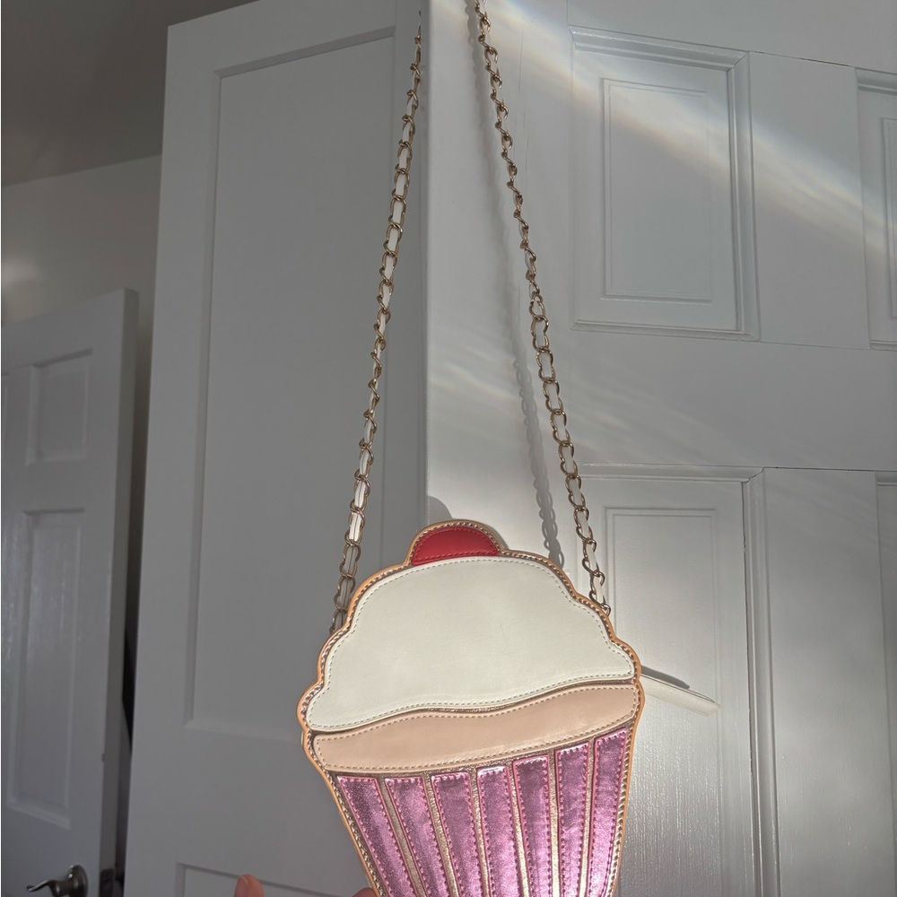 Chic Cupcake Crossbody Bag in Pink and White